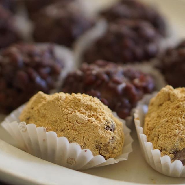 【何でもない日のおはぎ】ゆうとくんがママ〜おはぎ作って〜と3日前くらいからちょいちょいにリクエストしてくる暑いから嫌だと断ってたけど(笑)本日一発発起！小豆から煮てもち米炊いて1時間で完成→そんなに大変ではないんだけどね(笑)10分で無心で家族みんなで食べた出来立てはふわっふわで最高においしかった気が付けば今年の春はおはぎどころじゃなかったのかもしれないな