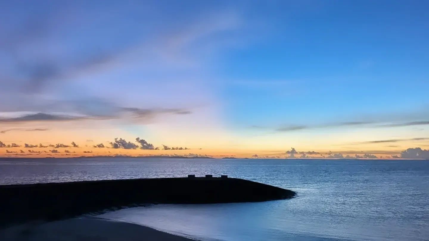 日差しも穏やかな過ごしやすい2日間でしたねきょうは早めによるごはん いただきましたゴーヤーちゃんぷるーゆうがたスーパーにはあつあつの島豆腐が並ぶんです表面だけカリッと焼き付けて薄味に仕上げてかつおぶしをどっさりかけて仕上げるのが好きですこれがとってもふわふわでおいしくて贅沢なご馳走でした