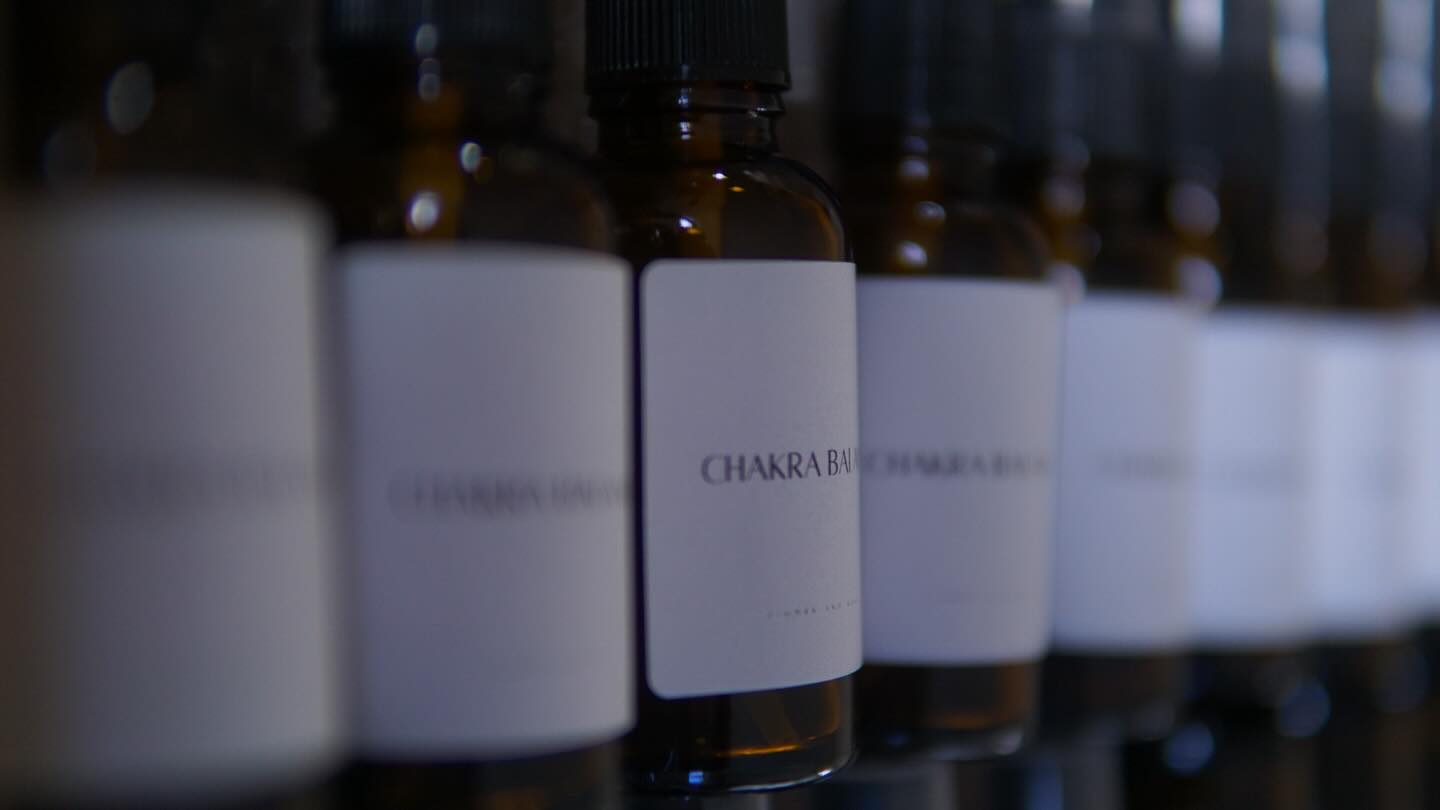 花と魔法セルフブランディング講座5ヶ月間全ての日程を終えてわかったことあなたが変われば目に見える嫌な上司や環境はすべてギフトだったとそうなる日が来る母は、やっぱりいつもかぞくを想うだから思う存分家族のために生きる時間を悠々自適にすごしたらいい仕事だってあきらめたくなければ思う存分やればいいもはやどちらでもよいぜんぶ思い通りにしてもよい父はみんな案外スピリチュアルに生きているこどもにちかい笑笑本人が気づいてないだけ夫婦は二人でひとつ職場も人間関係も仕事も家庭もまるっとぜんぶよい感じの循環になるようにできている綺麗事とかじゃなくてこれほんと。10名さま見事に全員変わりました!!宣言してもクレームこないと自信あります🤭ありがたいことに花と魔法の継続コミュニティをリクエストいただいたため二期の開催は予定ありますがしばらくおまちくださいませ🖐️この輪を広げらる準備ができたら、ご案内させていただきます。今回の講座のベースとなった数秘は、旦那担当なので、そちらの単発セッションはそのうち形にするかもしれません急ぎのご相談案件あればリクエストあればDMくださいませ。でわでわ